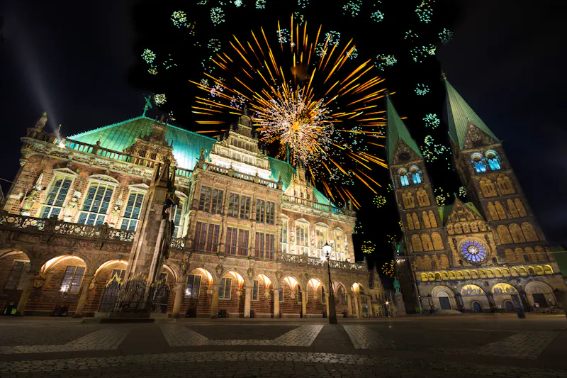 Bremen - Silvester-Feuerwerk über der Altstadt - Neues Rathaus und Bremer Dom - &copy;Klaus Tetzner - AdobeStock