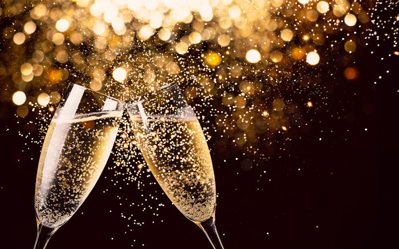 Silvester - mit Sekt anstoßen - ©asife - stock.adobe.com