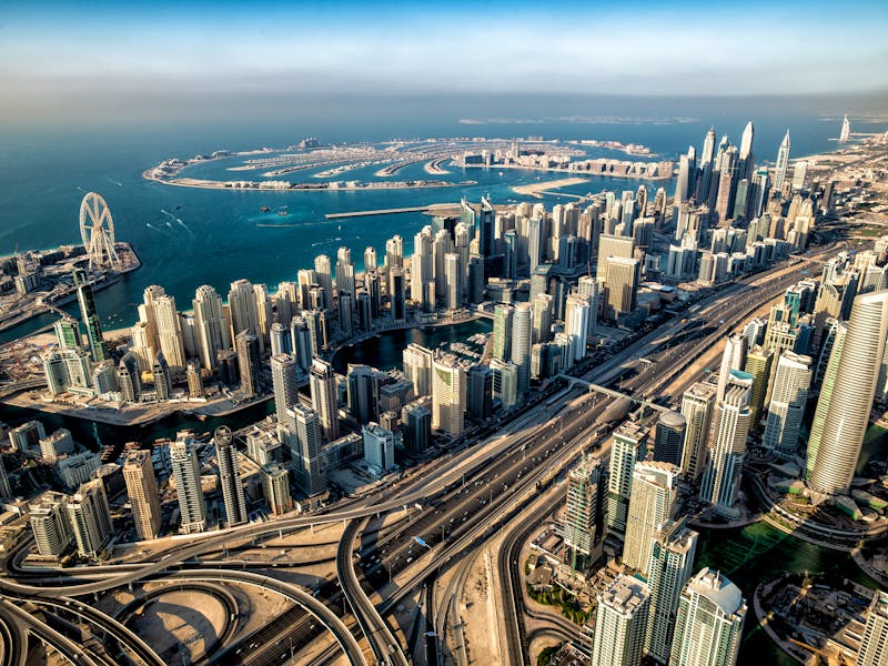 Luftaufnahme der Stadt Dubai mit der Sheik Zayed-Straße  - ©Spotmatik - stock.adobe.com