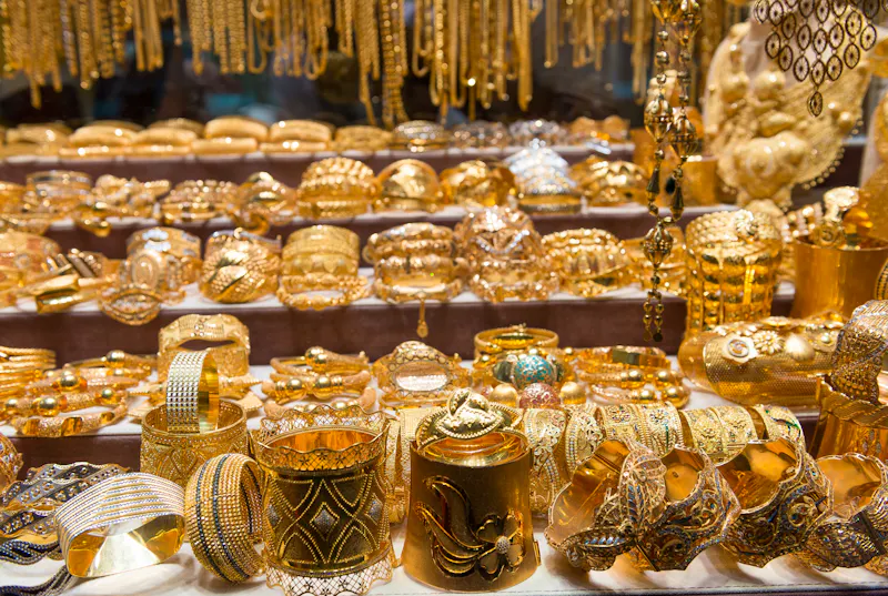 Goldener Schmuck aus Dubai, Gold-Souk Einkaufszentrum  - &copy;jovannig - stock.adobe.com