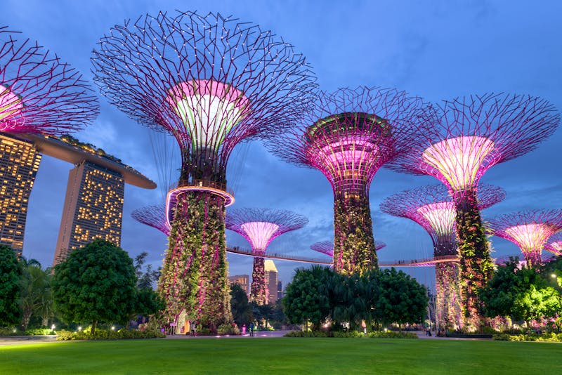 bunte Lichtshow in Singapur  - ©Maha Heang 245789 - stock.adobe.com