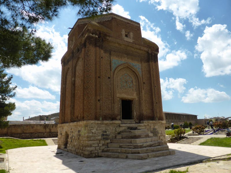Der Grabturm Gonbad-e Sorkh in Maragheh - ©Dirk Schlosser - Eberhardt Travel