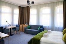 Zimmerbeispiel Doppelzimmer mit Zustellbett im Hotel Factory Resort – © Factory Resort