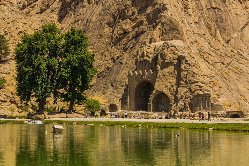Grotten von Taq-e Bostan mit Blick auf den See - ©Matyas Rehak - stock.adobe.com