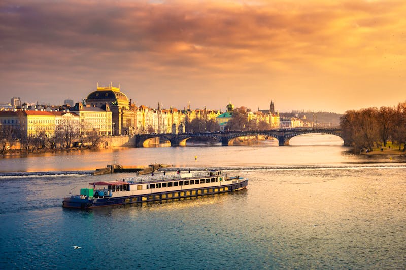Moldau-Schiff in Prag - ©Georgios Tsichlis - adobe.stock.com