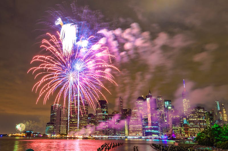 Feuerwerk über Manhattan vom Brooklyn Old Pier - ©cafera13 - stock.adobe.com