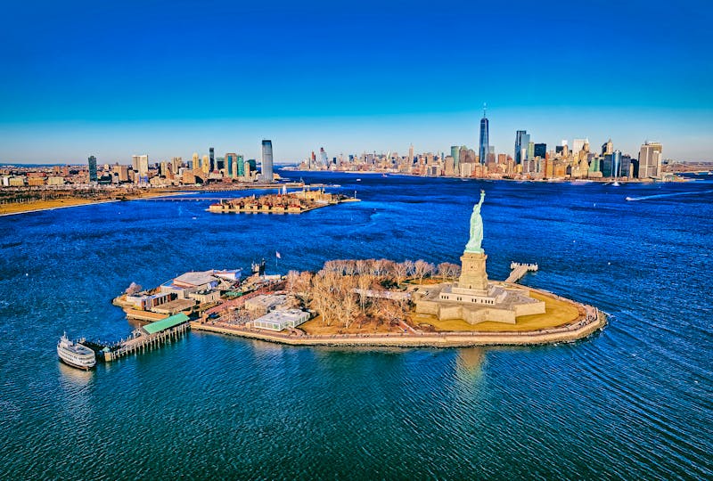 Liberty Island und Ellis Island vor Manhattan - ©Dario Bajurin - stock.adobe.com