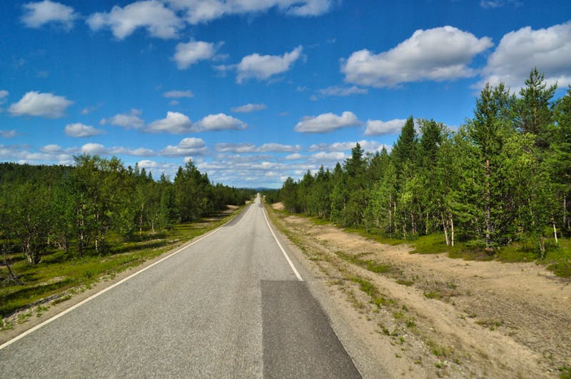 Achterbahn auf der finnischen Staatsstraße 92 von Inari nach Karasjok - ©Martin Büchner - Eberhardt TRAVEL
