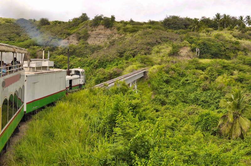 Doppeldecker-Eisenbahn auf St. Kitts - Karibik - ©Nenad Basic - stock.adobe.com