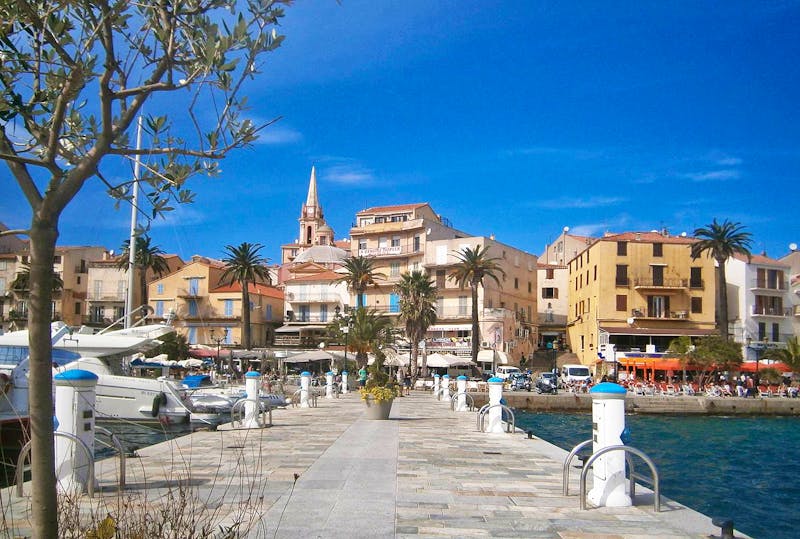 Bummel an der Hafenpromenade von Calvi - ©Gabriele Schwarze - Eberhardt TRAVEL