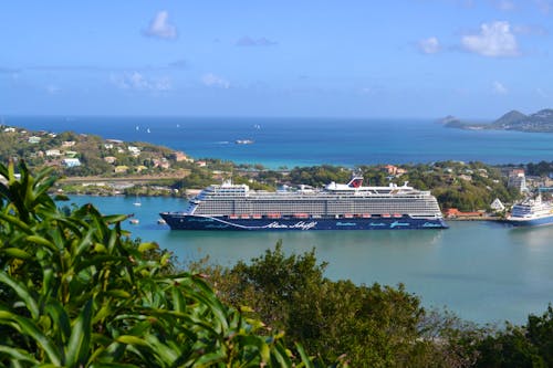 Mein Schiff 2 im Hafen der Insel St. Lucia &ndash; &copy; Laura Wonneberger - Eberhardt TRAVEL