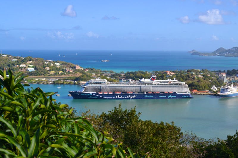 Mein Schiff 2 im Hafen der Insel St. Lucia - ©Laura Wonneberger - Eberhardt TRAVEL
