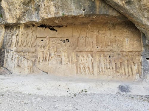 Bishapur Reliefs in der Tankg-e Choqan-Schlucht &ndash; &copy; Astrid Janke - Eberhardt Travel