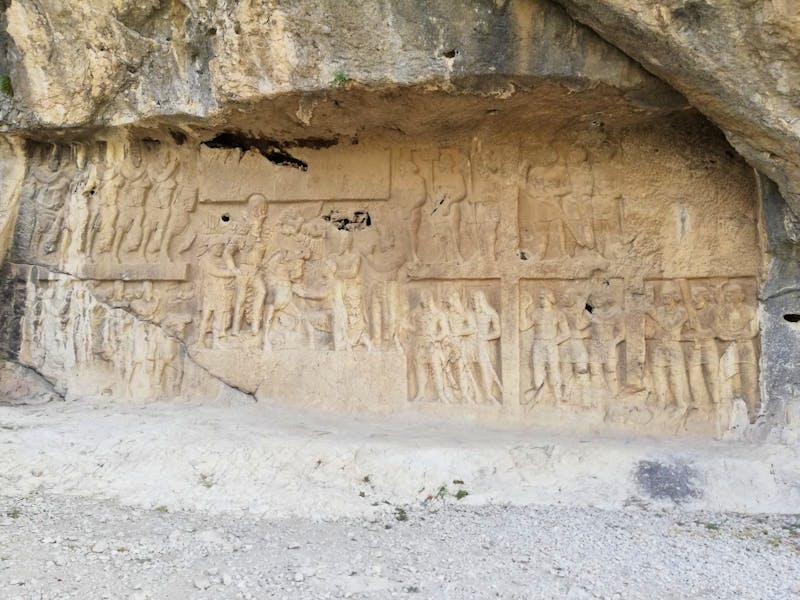 Bishapur Reliefs in der Tankg-e Choqan-Schlucht - ©Astrid Janke - Eberhardt Travel