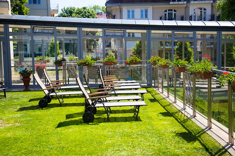 Hotelwiese im Avangard Resort in Swinemünde – ©IdeaSpa