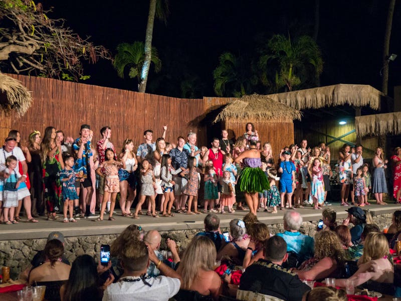 Hula tanzen beim Luau-Abend - ©Anna Stiebing - Eberhardt TRAVEL