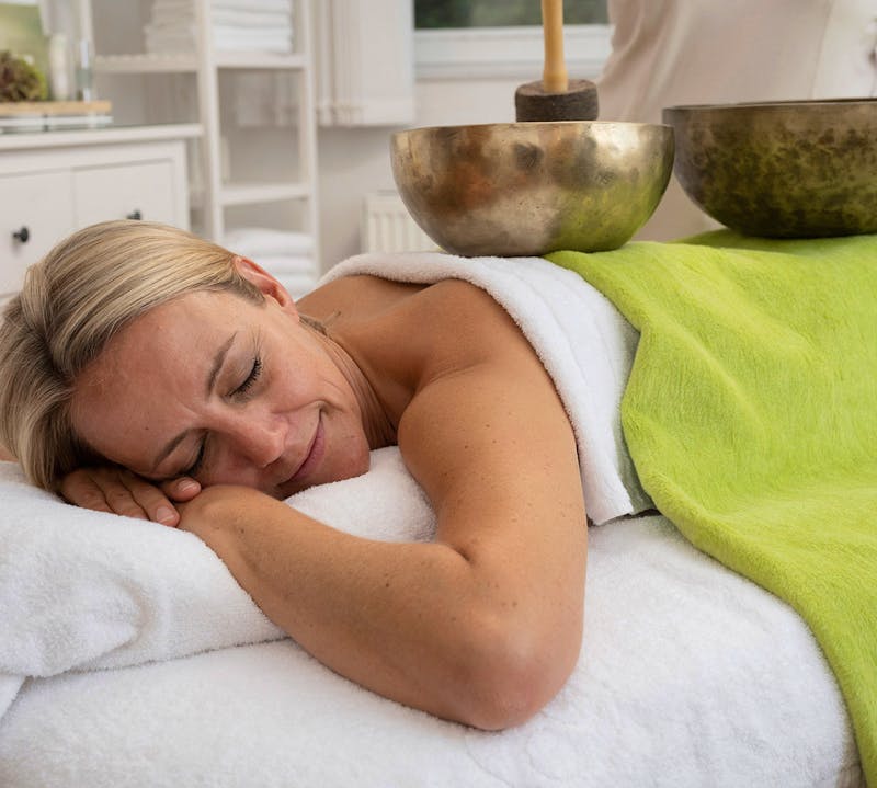 Bad Füssing - Johannesbad Hotel Königshof - Klangschalenmassage – ©Johannesbad Hotels Bad Füssing