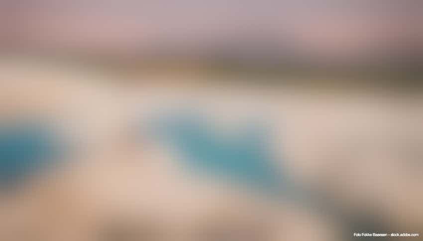 Pamukkale - Blick über die berühmten Kalkterrassen – © Fokke Baarssen - stock.adobe.com
