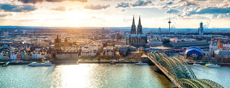 Blick auf den Dom und die Hohenzollernbrücke Kölns - ©Simon - stock.adobe.com