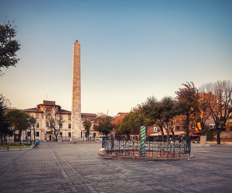 Der Hippodrom Platz mit Blick auf den Obelisken und die Schlangensäule - ©naumenkophoto - stock.adobe.com