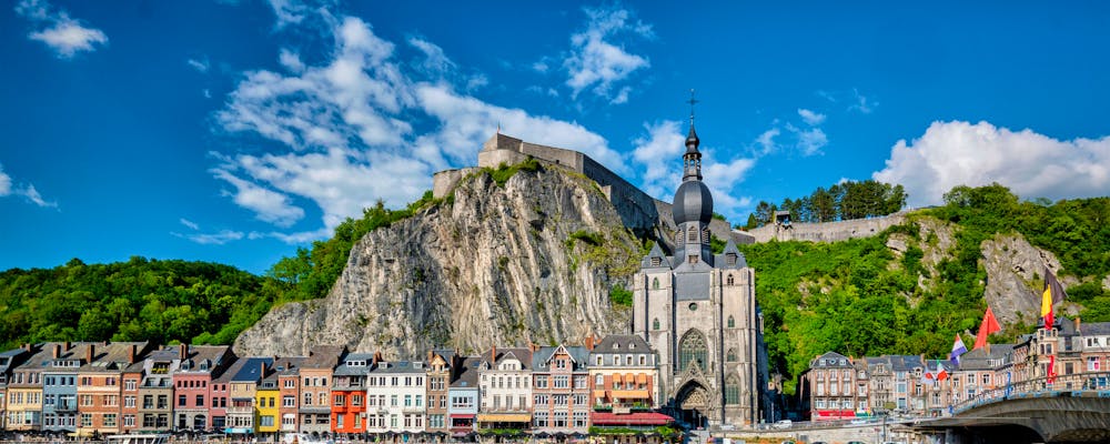 Dinant an der Maas - Blick auf die Charles-de-Gaue-Brücke, Altstadt und die Kirche Notre Dame – © Dmitry Rukhlenko - AdobeStock.com
