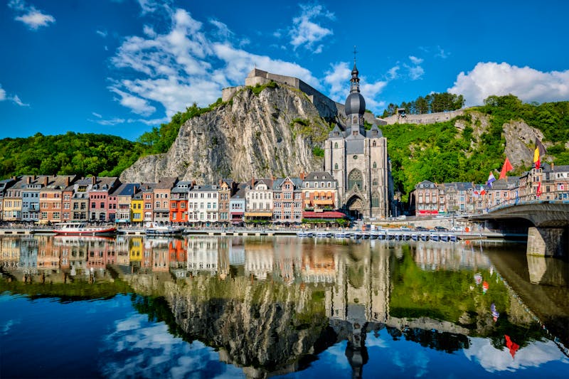 Dinant an der Maas - Blick auf die Charles-de-Gaue-Brücke, Altstadt und die Kirche Notre Dame - ©Dmitry Rukhlenko - AdobeStock.com