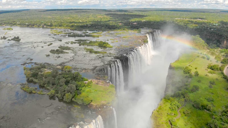 Die Viktoriafälle in Sambia und Simbabwe mit dem Sambesi-Fluss  - ©Lars - stock.adobe.com
