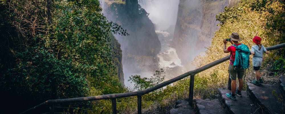 Victoria-Wasserfälle am Sambesi-Fluss - Touristen auf Foto-Safari – © Michael - stock.adobe.com