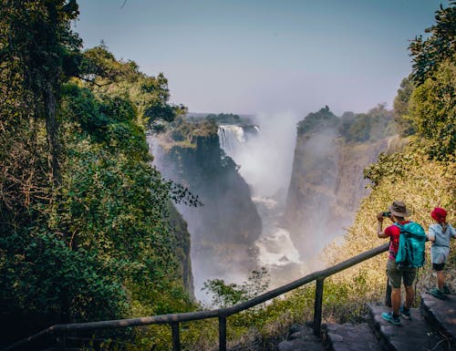 Victoria-Wasserfälle am Sambesi-Fluss - Touristen auf Foto-Safari – © Michael - stock.adobe.com
