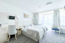 Zimmerbeispiel Doppelzimmer groß Hotel Ikar Centrum – © IdeaSpa