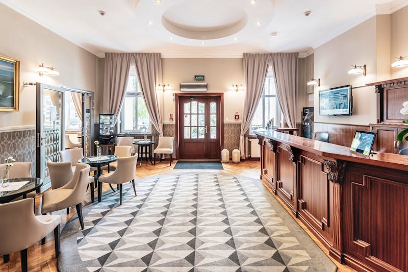 Rezeptionsbereich Jantar Hotel & Spa – ©IdeaSpa
