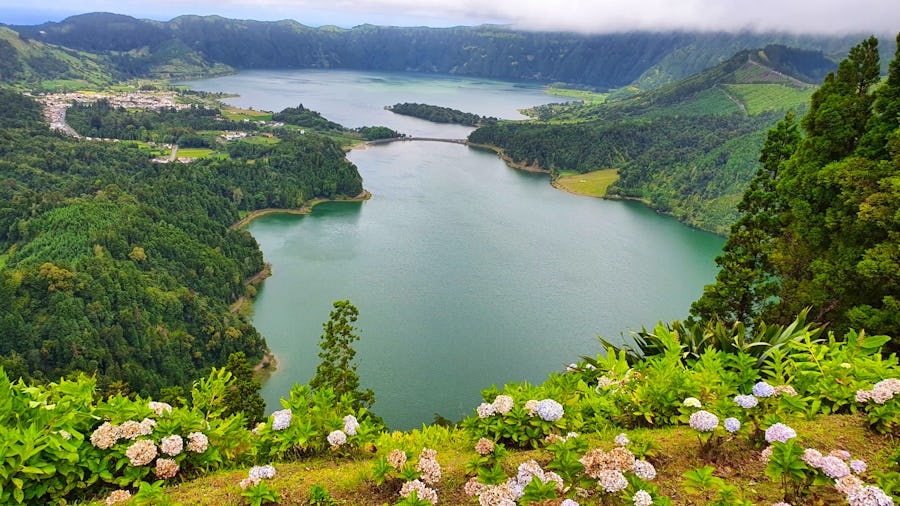 Blick vom Vista do Rei auf den Lagoa Azul und den Lagoa Verde – © Ria Heilmann - Eberhardt Travel