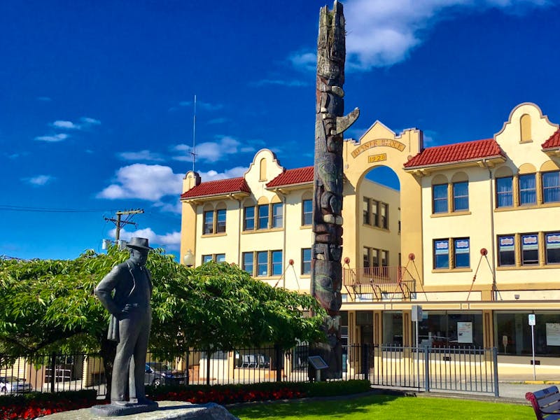 Mr Hayes, Tshimian Totem und Markthalle in Prince Rupert - ©Elisabeth Fox-Maerki - Eberhardt Travel