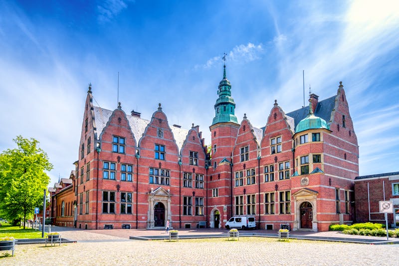 Aurich in Ostfriesland -  Blick auf das Auricher Schloss - ©Sina Ettmer - stock.adobe.com