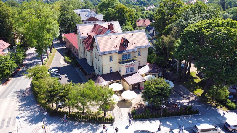 Luftaufnahme Hotel Krysztal – ©Krysztal