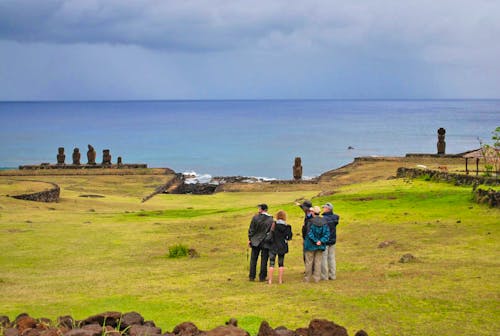 Eberhardt-Reisegäste in Ahu Tahai auf der Osterinsel &ndash; &copy; Peggy Schkade - Eberhardt TRAVEL