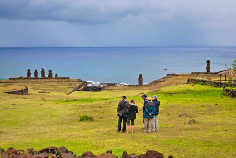 Eberhardt-Reisegäste in Ahu Tahai auf der Osterinsel - ©Peggy Schkade - Eberhardt TRAVEL