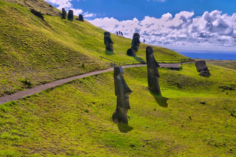 Osterinsel – Moai Statuen am Ranu Raraku Vulkan - ©Peter Rabenstein 2019 - stock.adobe.com