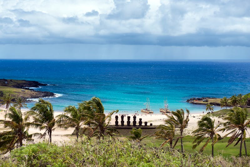 Moais am Strand von Rapa Nui - Osterinsel - ©airmaria - stock.adobe.com