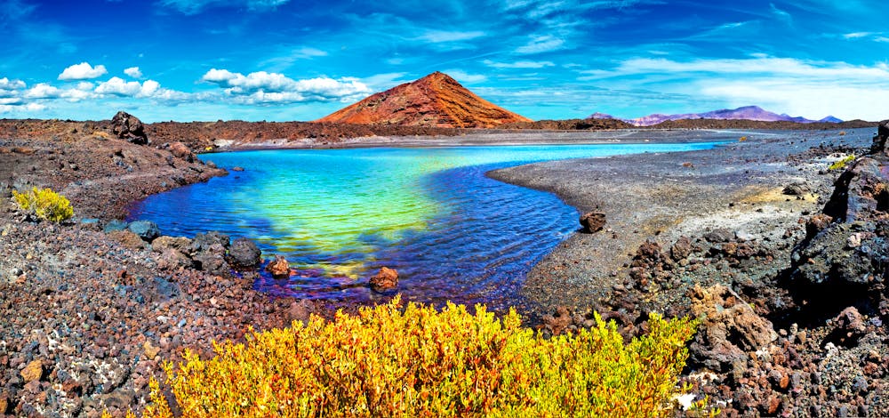 Timanfaya-Nationalpark auf Lanzarote - Vulkane und Seen &ndash; &copy; C.Castilla - stock.adobe.com