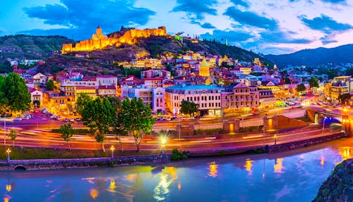 Tbilisi (Tiflis) -  Blick auf die hell erleuchtete Altstadt am Abend &ndash; &copy; efesenko - stock.adobe.com
