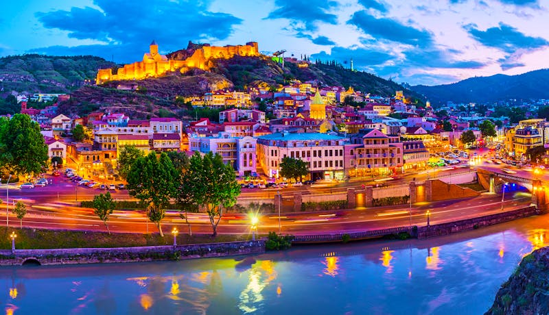 Tbilisi (Tiflis) -  Blick auf die hell erleuchtete Altstadt am Abend - ©efesenko - stock.adobe.com