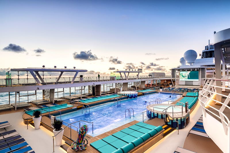 Außenpool auf dem Pooldeck der Mein Schiff  2 - ©Renß Supper / TUI Cruises GmbH