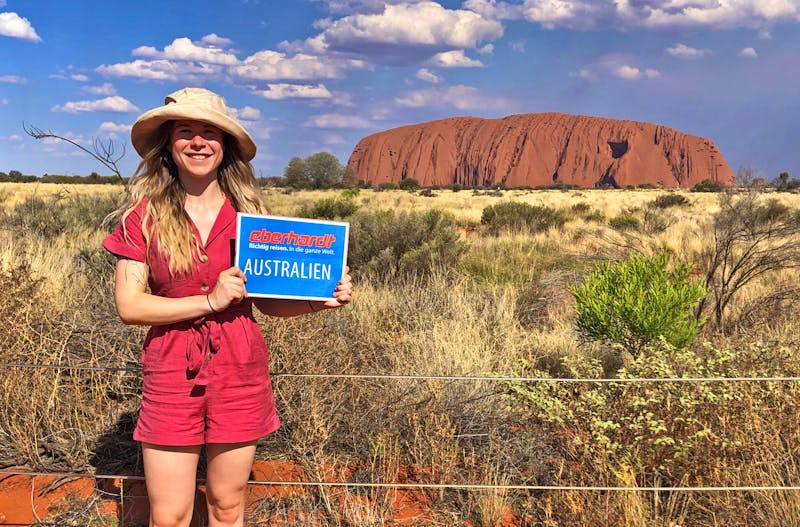 Eberhardt-Reisebegleiterin am Uluru - Ayers Rock - ©Annika Lembke - Eberhardt TRAVEL