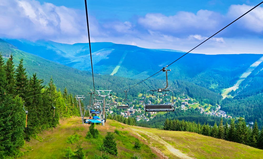 Seilbahn zum Medvedin bei Spindleruv Mlyn im Riesengebirge &ndash; &copy; hancik - stock.adobe.com