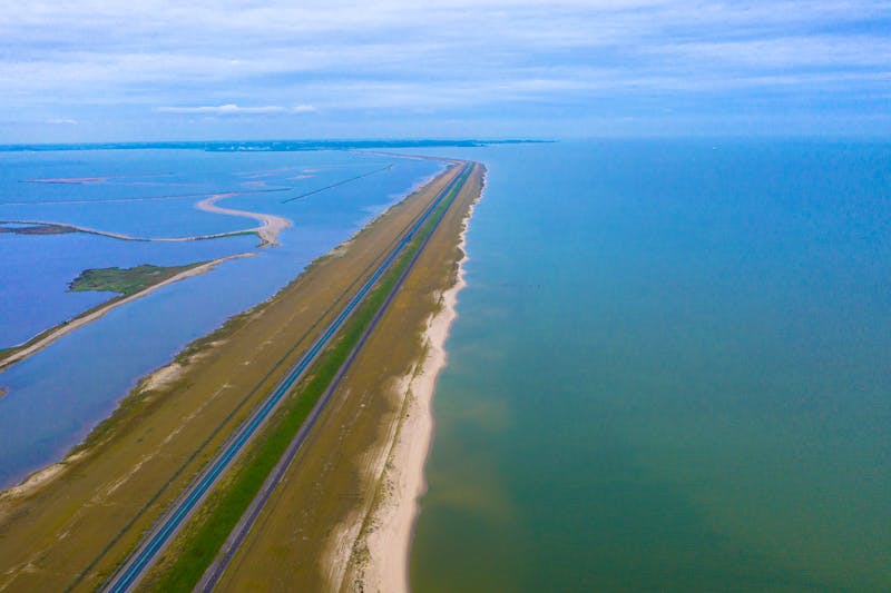 Deichstraße zwischen Markermeer und IJsselmeer - ©familie-eisenlohr.de - stock.adobe.com