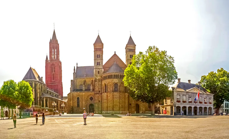 Servatius-Basilika / Vrijthof in Maastricht - &copy;Sina Ettmer - stock.adobe.com