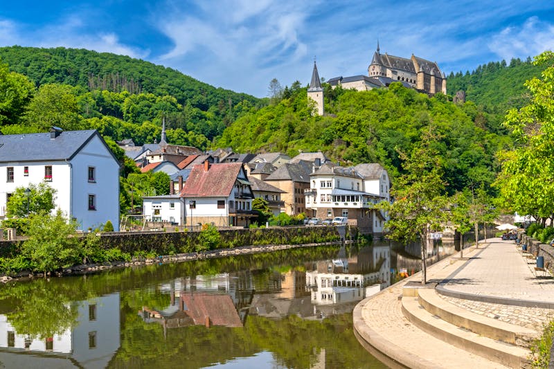 Vianden - Burg über der Stadt am Fluss Our - ©Nando Lardi - stock.adobe.com