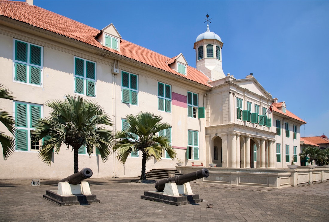 Gouverneurspalast in Batavia - heute Jakarta – © erikdegraaf - stock.adobe.com