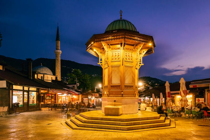 Bascarsija Square in der Altstadt von Sarajevo - ©MAZURKEVICH ALEXANDER - stock.adobe.com
